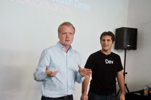 Larsson y Tafel, durante la presentación del centro de innovación BlackBerry en Buenos Aires