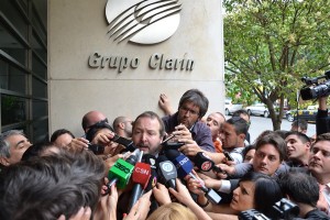 Diciembre 2012: el titular de la Autoridad Federal de Servicios de Comunicación Audiovisual (AFSCA), Martín Sabbatella, notifica al Grupo Clarín el inicio de la transferencia de oficio, luego de que el multimedios no presentara su plan de adecuación a la LSCA. 