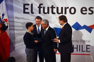 El Presidente de Chile, Sebastián Piñera, acompañasdo por el ministro de Transportes y Telecomunicaciones, Pedro Pablo Errázuriz, y el subsecretario de Telecomunicaciones, Jorge Atton