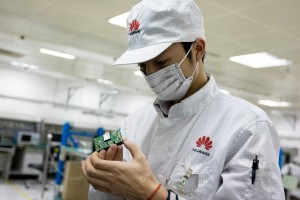 Personal de Huawei realizando tareas de mantenimiento de rutina en un centro de pruebas. 