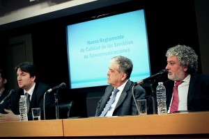 El ministro de Planificación Federal, Julio de Vido (centro) junto al secretario de Telecomunicaciones, Norberto Berner (izquierda) y el interventor de la CNC, Ceferino Namuncurá (derecha), durante la presentación del Reglamento de Calidad de los Servicios de Telecomunicaciones