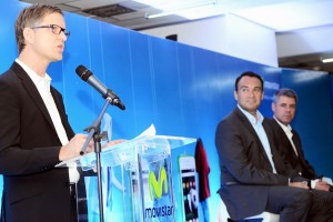 Douglas Ochoa, vicepresidente de Comunicaciones Corporativas de Movistar Venezuela (centro) sigue con la mirada a Jay Sullivan, COO de Mozilla (de pie), durante la presentación de Firefox OS en Venezuela. Imagen: Telefónica. 