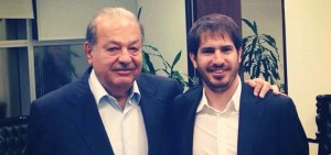 Carlos Slim junto al CEO de Mobli, Moshe Hogeg. Imagen: Moshe Hogeg. 