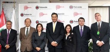 El ministro de Comunicaciones y Transportes, Carlos Paredes, junto a funcionarios de ProInversión y representantes del consorcio TV Azteca-Tendai durante el acto de adjudicación. Imagen: ProInversión.