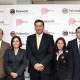 El ministro de Comunicaciones y Transportes, Carlos Paredes, junto a funcionarios de ProInversión y representantes del consorcio TV Azteca-Tendai durante el acto de adjudicación. Imagen: ProInversión.