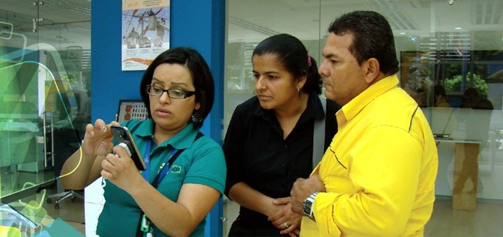 Empleada del ICE atendiendo a clientes. Imagen: ICE.