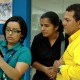 Empleada del ICE atendiendo a clientes. Imagen: ICE.