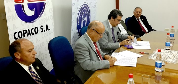 El decano de la FA, Abel Bernal Castillo, y el presidente de Copaco, Rogelio Benítez, firmando el acuerdo. Imagen: Copaco.