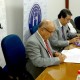 El decano de la FA, Abel Bernal Castillo, y el presidente de Copaco, Rogelio Benítez, firmando el acuerdo. Imagen: Copaco.