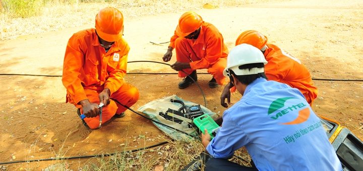 Personal técnico de Viettel en campo. Imagen: Viettel.