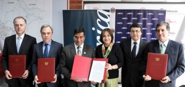 Javier Manzanares, presidente de Telefónica Perú (segundo desde la izquierda) junto con funcionarios y empresarios en la firma del convenio. Imagen: ProInversión.