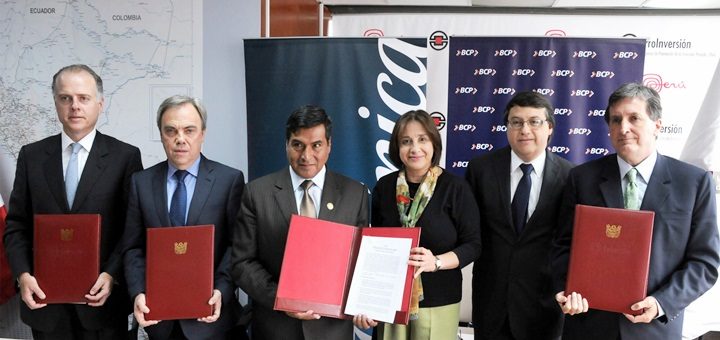 Javier Manzanares, presidente de Telefónica Perú (segundo desde la izquierda) junto con funcionarios y empresarios en la firma del convenio. Imagen: ProInversión.