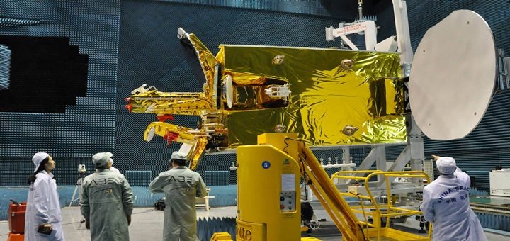 Técnicos de ABE y expertos de China trabajan en la construcción del satélite Túpac Katari. Imagen: ABE.