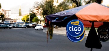 Venta de tarjetas de recarga Tigo en Bolivia. Imagen: Carling Hale/Flickr.
