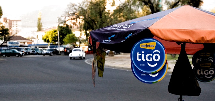 Venta de tarjetas de recarga Tigo en Bolivia. Imagen: Carling Hale/Flickr.