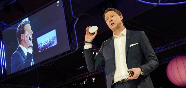 Hans Vestberg, presidente y CEO de Ericsson, con un Dot en su mano. Imagen: Ericsson.