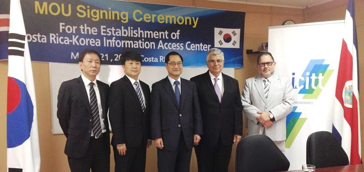 Representantes de Corea y autoridades del Ministerio de Ciencia, Tecnología y Telecomunicaciones (Micitt) de Costa Rica, durante la firma del acuerdo. Imagen: Micitt.