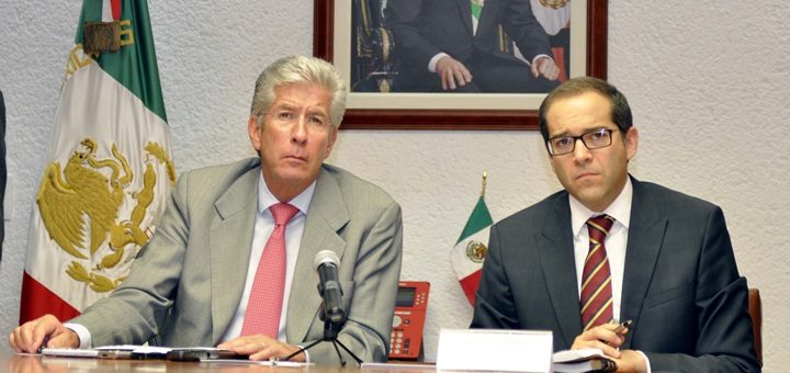 El titular de la SCT, Gerardo Ruiz Esparza, acompañado por el subsecretario de Comunicaciones, José Ignacio Peralta Sánchez. Imagen: SCT.
