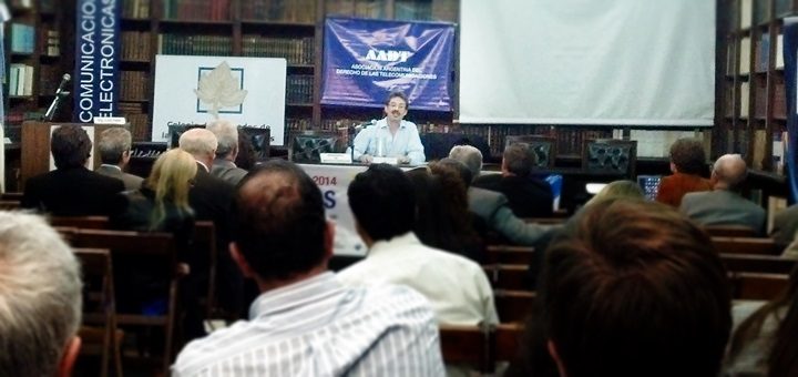 Henoch Aguiar durante su presentación en las Jornadas de Telecomunicaciones de AADT. Imagen: TeleSemana.com.