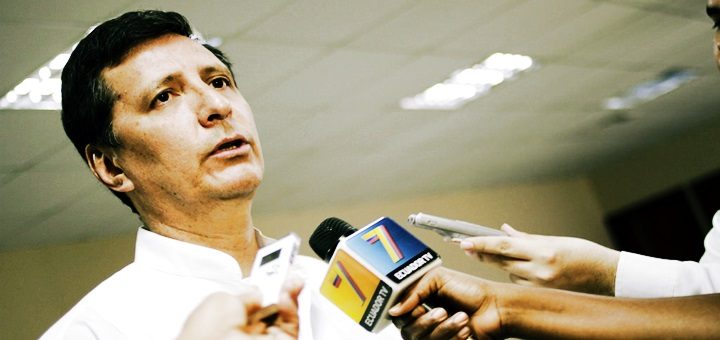 El Ministro Jaime Guerrero durante una visita a Correos del Ecuador en Guayaquil, en febrero de 2014. Imagen: Mintel.