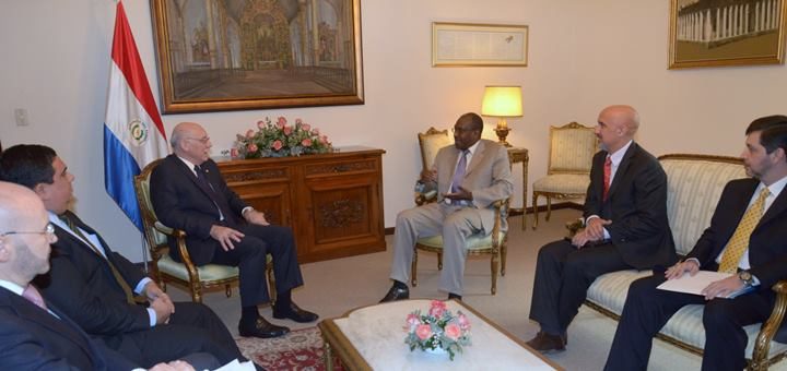 El Ministro de Relaciones Exteriores, Eladio Loizaga, junto con el Secretario General de la Unión Internacional de Telecomunicaciones, Hamadoun Touré, el Jefe del Área Regional de la UIT, Sergio Scarabino y el presidente de la Conatel, Eduardo González. Imagen: Conatel