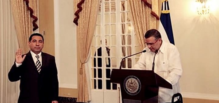 El Presidente de la República, Mauricio Funes, toma juramento a Astor Escalante Saravia como nuevo Superintendente General de Electricidad y Telecomunicaciones. Imagen: Siget