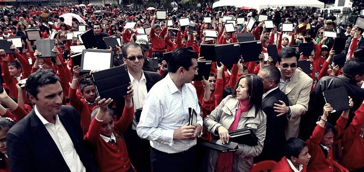 Ministro Diego Molano entrega tabletas a niños en el departamento de Boyacá en 2013. Imagen: Mintic.