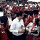 Ministro Diego Molano entrega tabletas a niños en el departamento de Boyacá en 2013. Imagen: Mintic.