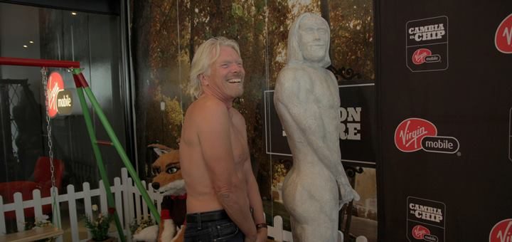 Richard Branson en las oficinas de Virgin Mobile en Chile. Imagen: Virgin Mobile