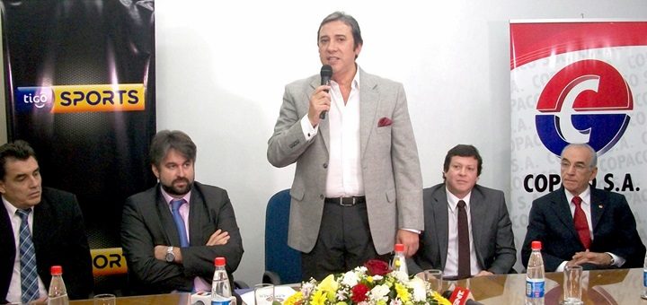 El presidente de Copaco, Rogelio Benítez (de pie) y a su derecha, José Perdomo, gerente general de Tigo. Imagen: Copaco.