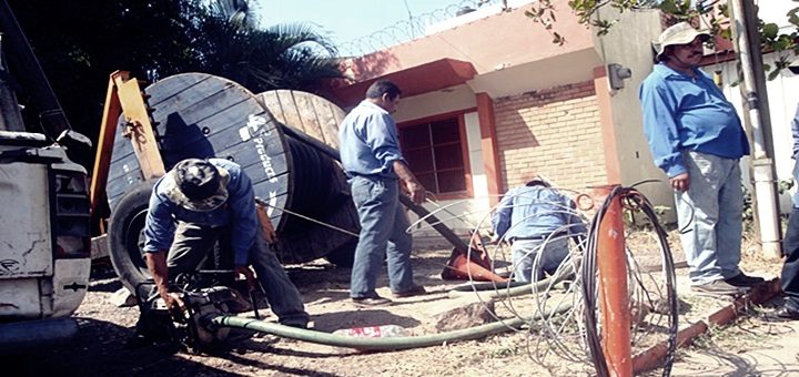 Trabajadores de Hondutel reponiendo tendido de cables. Imagen: Hondutel.