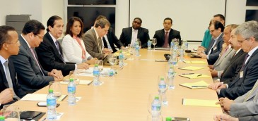El ministro de Presidencia, Gustavo Montalvo (tercero desde la izquierda) durante la reunión con operadores. Imagen: Indotel.