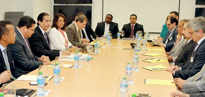 El ministro de Presidencia, Gustavo Montalvo (tercero desde la izquierda) durante la reunión con operadores. Imagen: Indotel.