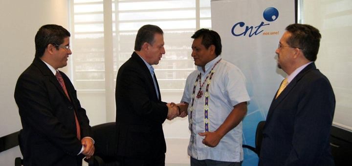 Raúl Auquilla, administrador provincial de Morona, César Regalado, gerente general CNT EP, Marcelino Chumpi, prefecto de Morona, Rigoberto Delgado, procurador Síndico de Morona en la firma del convenio. Imagen: CNT