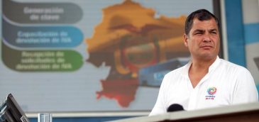 El Presidente de la República, Rafael Correa, rinde su informe semanal a la ciudadanía, durante el Enlace Ciudadano No. 384, realizado en el estadio de la liga cantonal de Bucay. Foto: Miguel Ángel Romero/Presidencia de la República.