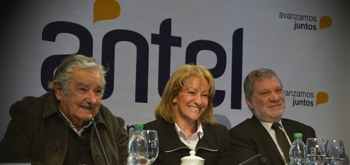 El presidente de Uruguay, José Mujica, y la presidenta de Antel, Carolina Cosse, en la presentación del Sistema Nacional de TV Digital Imagen: Antel