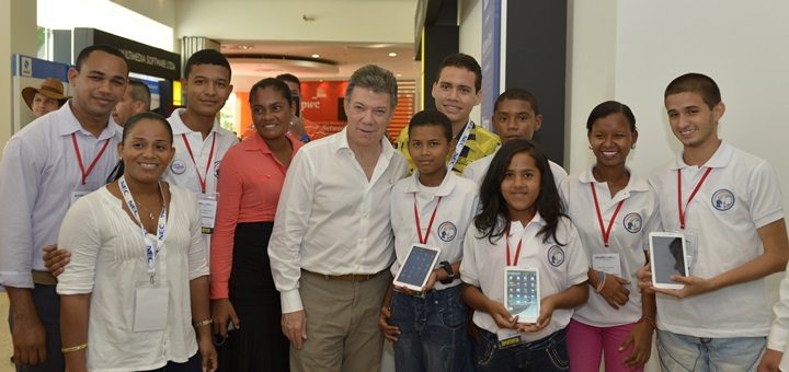El Presidente Juan Manuel Santos junto a jóvenes beneficiarios del programa Vive Digital, durante el Congreso Andicom. Imagen: Juan Pablo Bello - SIG