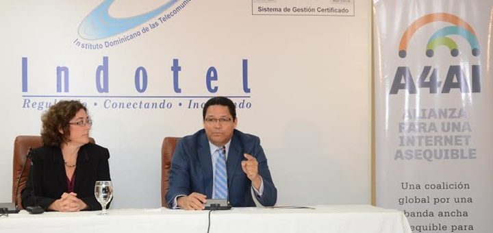 El presidente del Indotel, Gedeón Santos, y la directora ejecutiva de la Alianza para un Internet Asequible (A4AI), durante la firma del memorando de entendimiento. Imagen: Indotel