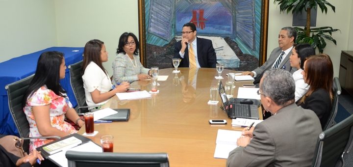 Los presidentes del Indotel, Gedeón Santos; de Proconsumidor, Altagracia Paulino, y el director ejecutivo del Indotel, Alejandro Jiménez, junto a técnicos y funcionarios de ambas instituciones. Imagen: Indotel