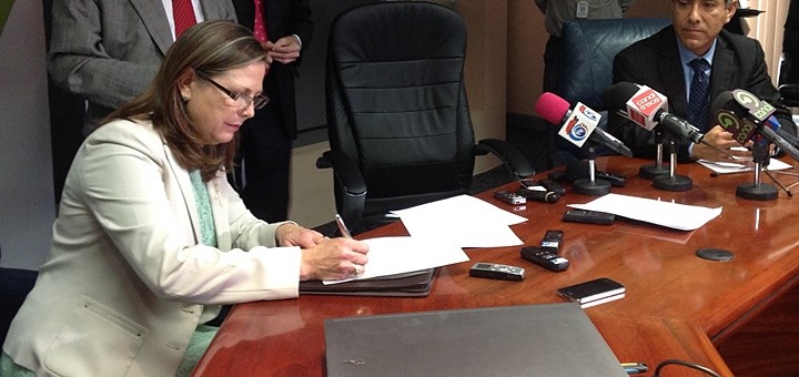 Gisella Kopper, ministra de Ciencia, Tecnología y Telecomunicaciones en la firma del nuevo Sistema Integrado de Compras Públicas. Imagen: Micitt