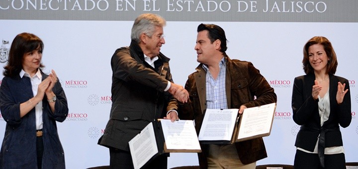 Firma del contrato entre la SCT y el Gobierno de Jalisco en el marco del proyecto México Conectado . Imagen: SCT