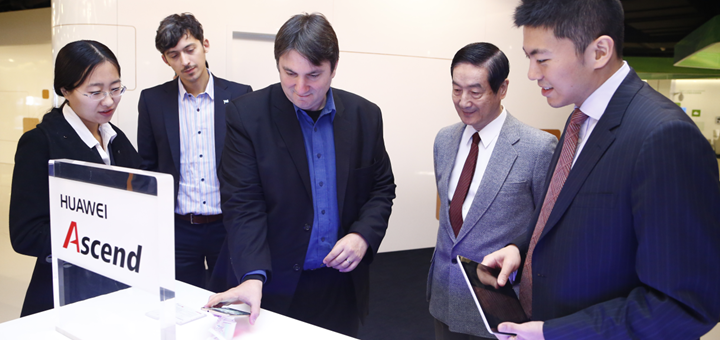 El secretario de Comunicaciones, Norberto Berner, y el subinterventor de la CNC, Nicolás Karavaski, en la visita al Centro de Información Ejecutiva de Huawei en Beijing. Imagen: Huawei.