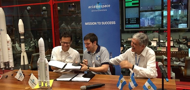 Firma de contrato entre Arsat y Arianespace. Imagen: Arianespace.