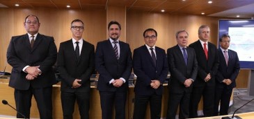 Firmaron los contratos de concesión de bloques en 700 MHz en Perú. Imagen: Proinversión.