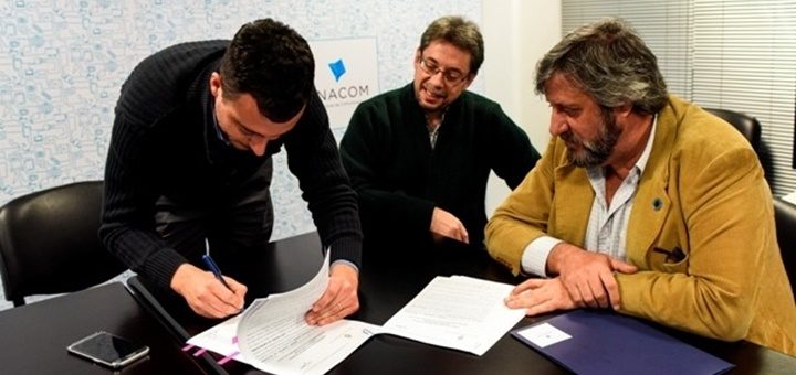 Firma del convenio entre Arsat y Enacom para el Programa Conectividad. Imagen: Enacom