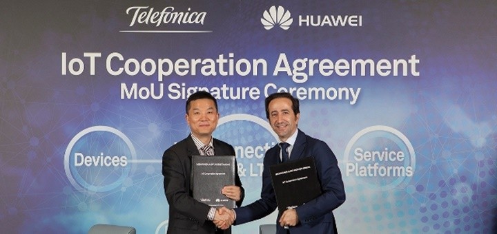 Patrick Zhang, presidente del departamento de Soluciones y Marketing de Huaweiy Vicente Muñoz, Chief Internet of Things Officer de Telefónica durante la firma del MoU. Imagen: Huawei