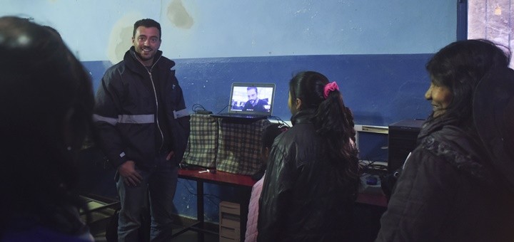 El presidente de Arsat, Rodrigo de Loredo, en una escuela rural. Imagen: Arsat