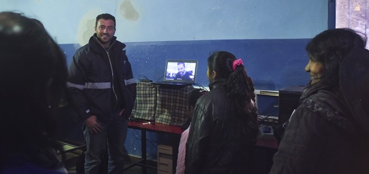 El presidente de Arsat, Rodrigo de Loredo, en una escuela rural. Imagen: Arsat