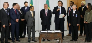 Firma de MOU entre el gobierno y privados. Imagen: MCTIC.