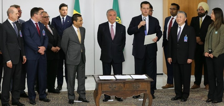 Firma de MOU entre el gobierno y privados. Imagen: MCTIC.